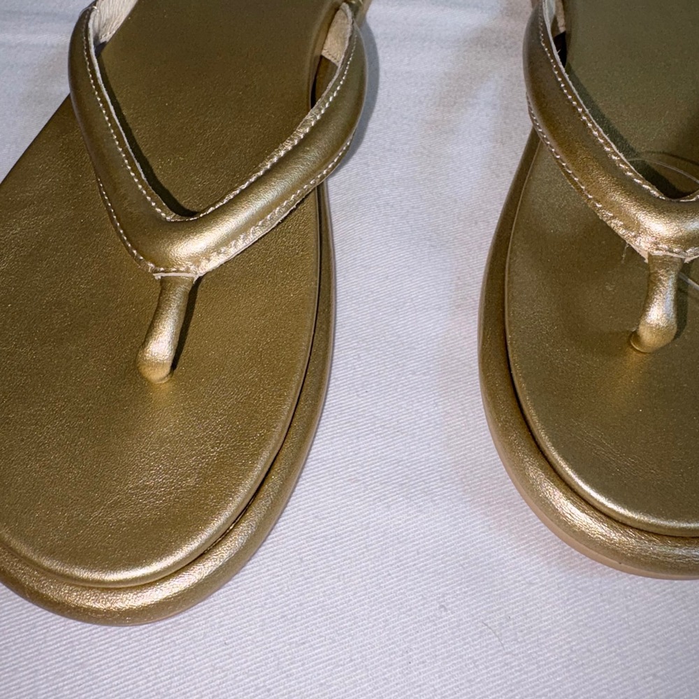 OluKai Tiare Sandal 10 Gold NEW Metallic Leather Thong Flip Flop 20513-FAFA - Picture 2 of 6